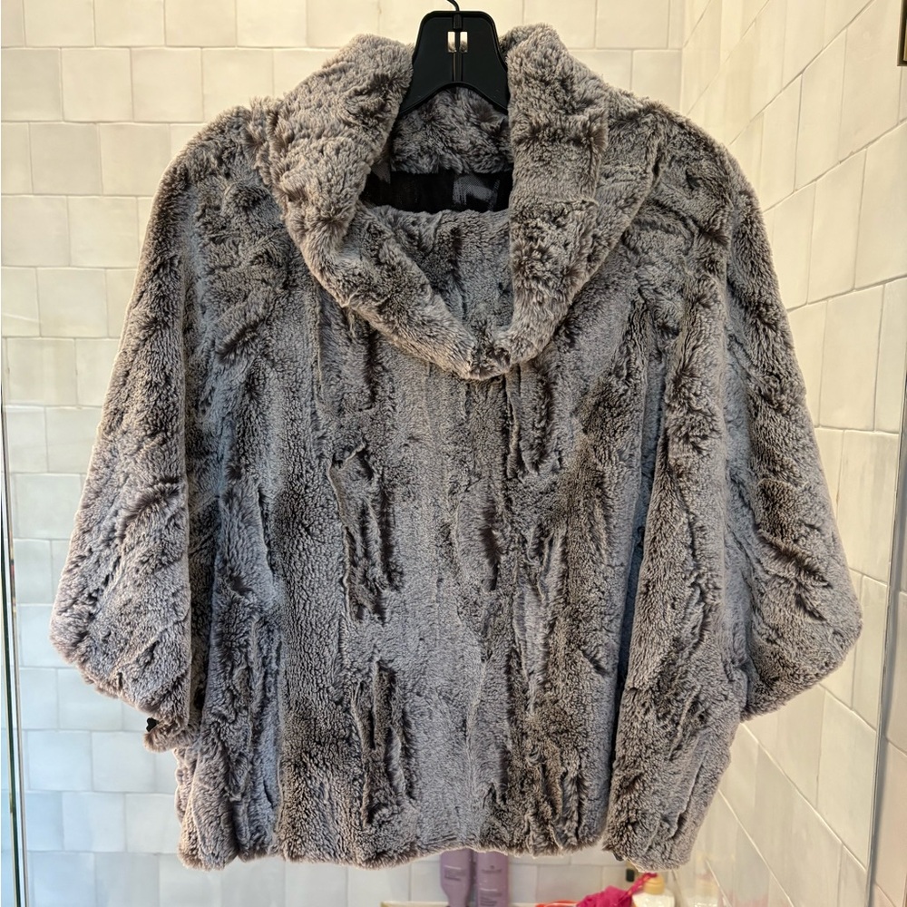 NWT Johanne Beck Faux Fur Cape. Light gray. Size Large. Retail price $296.